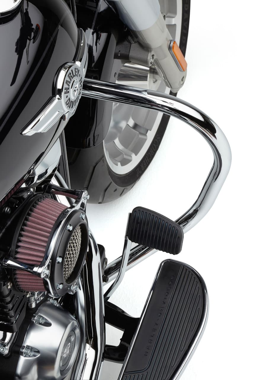 Cobra Freeway Bars Vbend 1.25" Chrm Sftl (Exc FXDR114) 18-25
